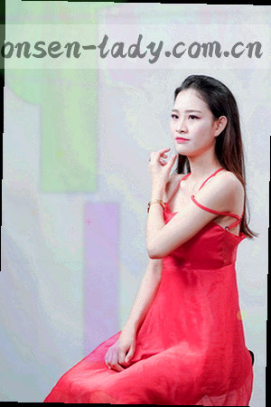 动画《校服与围裙》海报：校服外罩着围裙的少女站在厨房